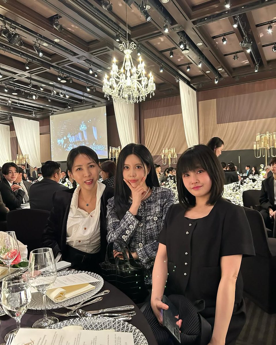 Nguyen12395's tweet photo. Bức ảnh nhìn thôi cũng mỉm cười hạnh phúc rồi 👑🌻💛

Khoảnh khắc Boram,Qri,Eunjung,Jiyeon chụp chung với nhau được đăng tải từ stylist cũ của nhóm 
P/s:nay update hơi trễ 😂

#티아라 https://t.co/gzGMCkTn0x