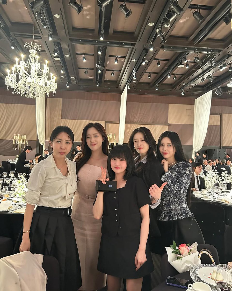 Nguyen12395's tweet photo. Bức ảnh nhìn thôi cũng mỉm cười hạnh phúc rồi 👑🌻💛

Khoảnh khắc Boram,Qri,Eunjung,Jiyeon chụp chung với nhau được đăng tải từ stylist cũ của nhóm 
P/s:nay update hơi trễ 😂

#티아라 https://t.co/gzGMCkTn0x