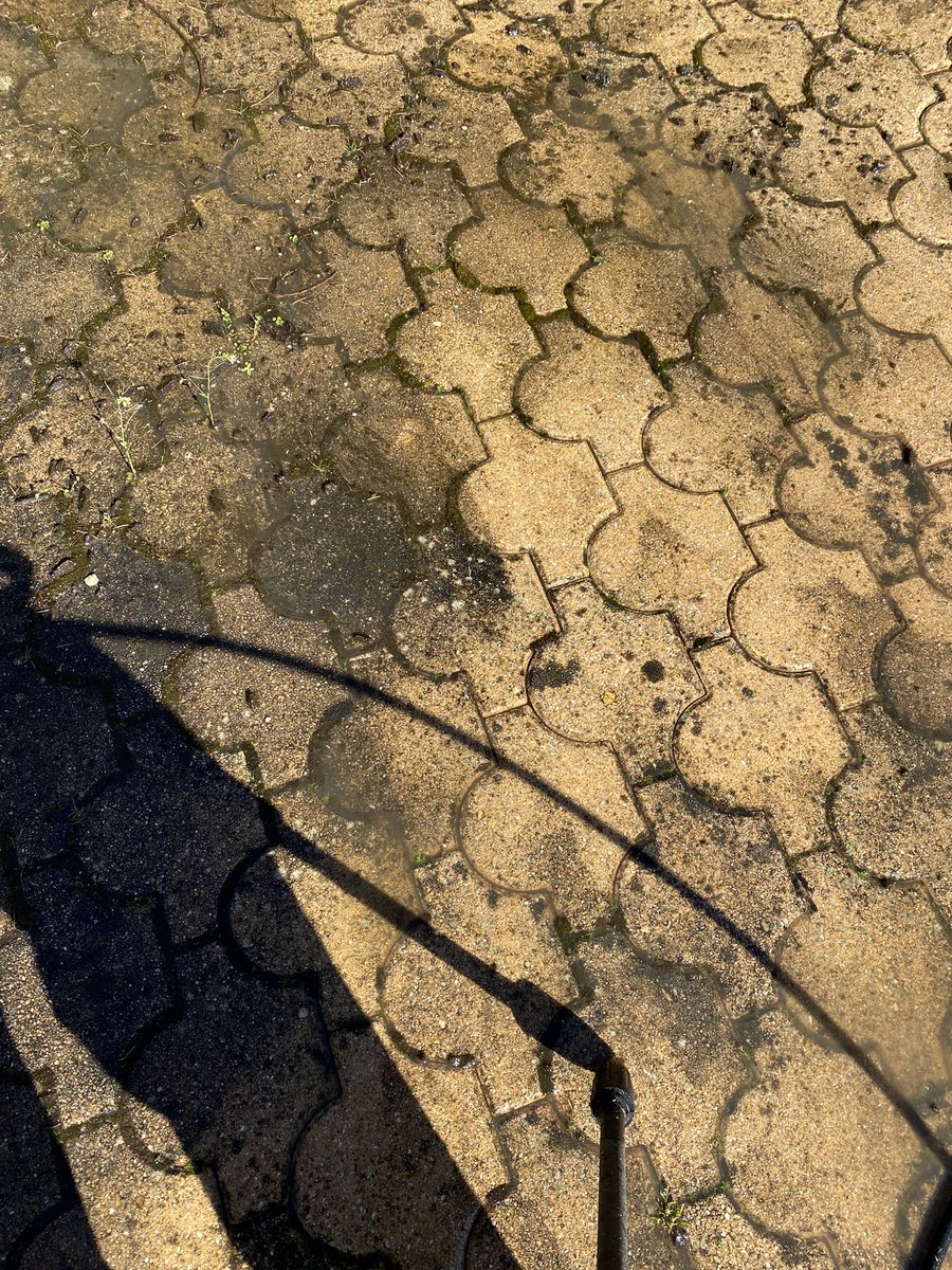 G27Marco's tweet image. La suite des joyeuses corvées du #printemps au #jardin !! Kärcheriser terrasse en bois et en pavages ! Puis viendra le temps d’étaler du saturateur pour protéger la #terrasse !