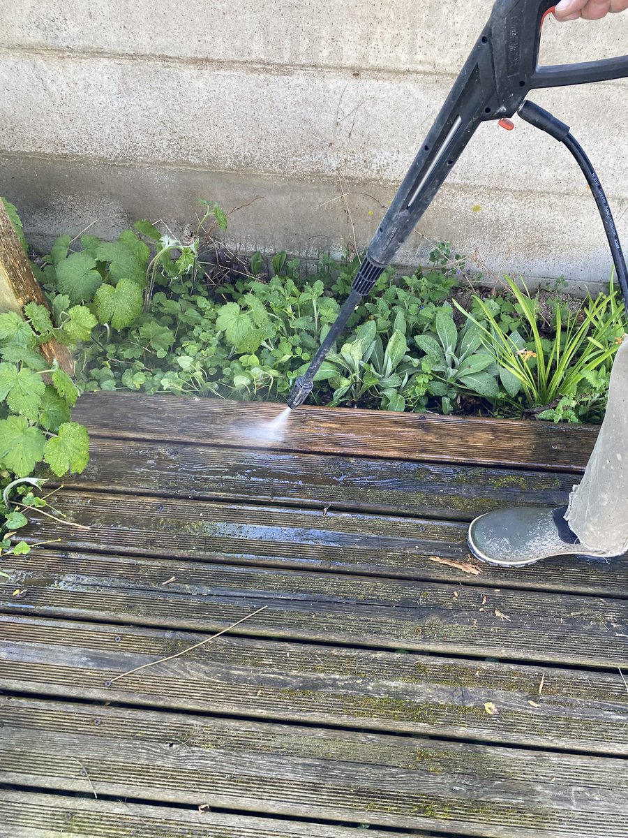 G27Marco's tweet image. La suite des joyeuses corvées du #printemps au #jardin !! Kärcheriser terrasse en bois et en pavages ! Puis viendra le temps d’étaler du saturateur pour protéger la #terrasse !