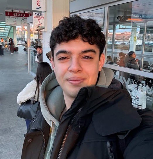 Berkay’ı gözaltına aldınız. 4 gün gözaltında tuttunuz. Yetmedi. Tutukladınız, Silivri’ye gönderdiniz. Yetmedi. Sınavlarına giremiyor, okulu uzayacak. Yetmedi. Şimdi de siyasi yasak talep edilmiş. Mahkeme sorgusunda hakarete ilişkin tek bir soru yok. İftira atmayın. Ne yaptı bu