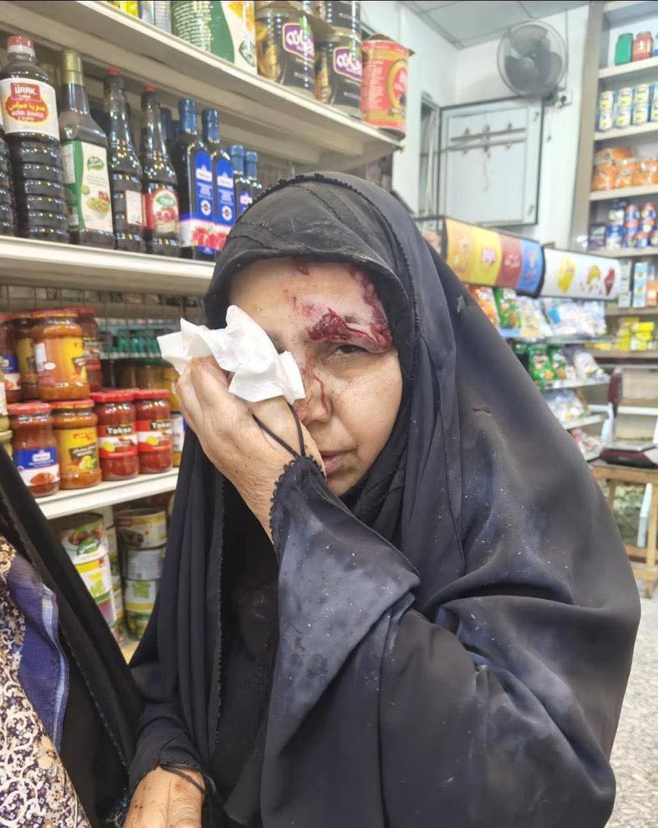 hasklay's tweet photo. القوات الامنية في ذي قار تعتدي بالضرب على المحتجين من الكوادر التدريسية " المعلمين " وسط وقوع اصابات

#هاسكلاي24 https://t.co/wTThzSRBKo