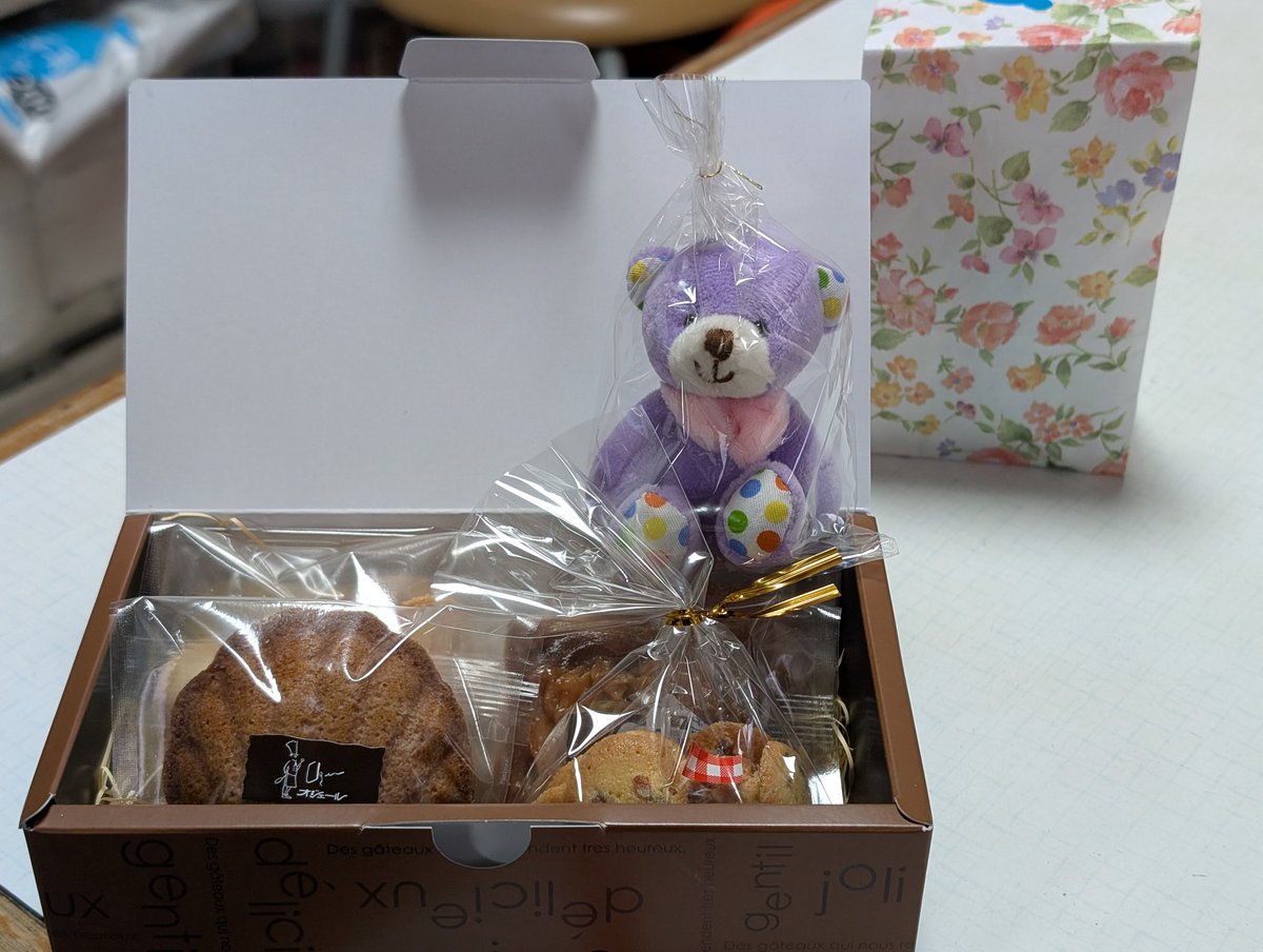 csskazuha's tweet photo. 昨日の誕生日に母からの手料理と友達からプレゼントを貰い、今日は1日遅れだけど・・・って妹からクッキーの詰め合わせと🧸のぬいぐるみ、🍰を貰った。みんなの優しさホントにありがたいです😊 https://t.co/q48C06pDws