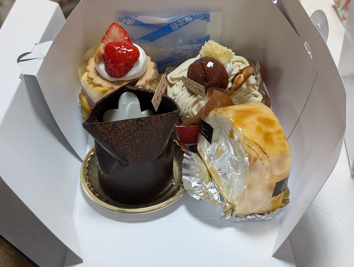 csskazuha's tweet photo. 昨日の誕生日に母からの手料理と友達からプレゼントを貰い、今日は1日遅れだけど・・・って妹からクッキーの詰め合わせと🧸のぬいぐるみ、🍰を貰った。みんなの優しさホントにありがたいです😊 https://t.co/q48C06pDws