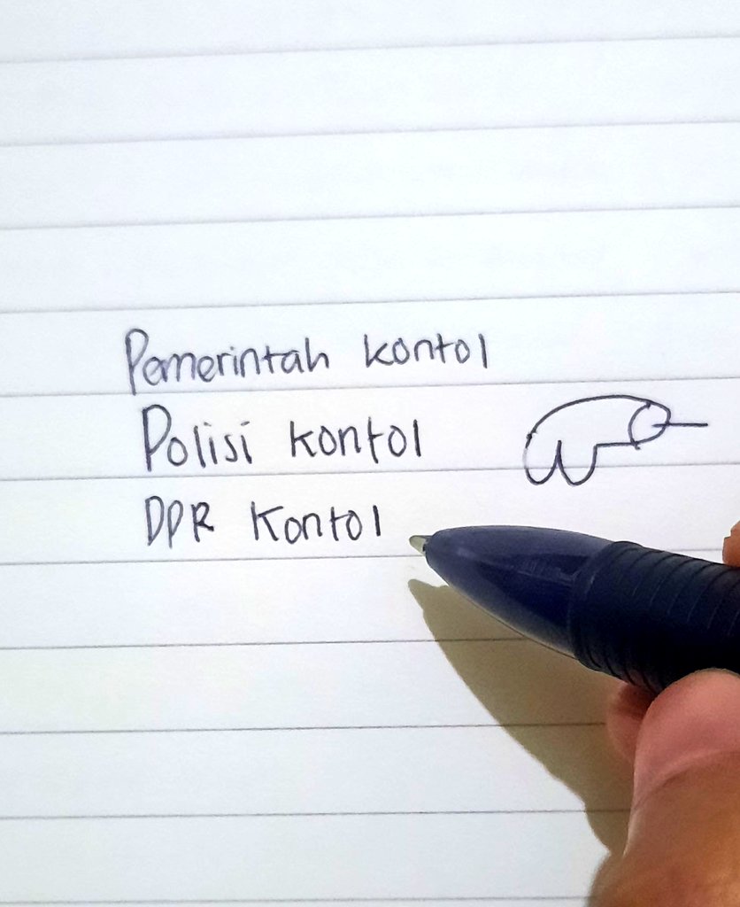 estejusgulbat's tweet photo. @barengwarga @DPR_RI muak semuak muaknya! najis!
#SupermasiSipil
#CabutUUTNI
#TolakRUUPolri https://t.co/KpWLq351Kt