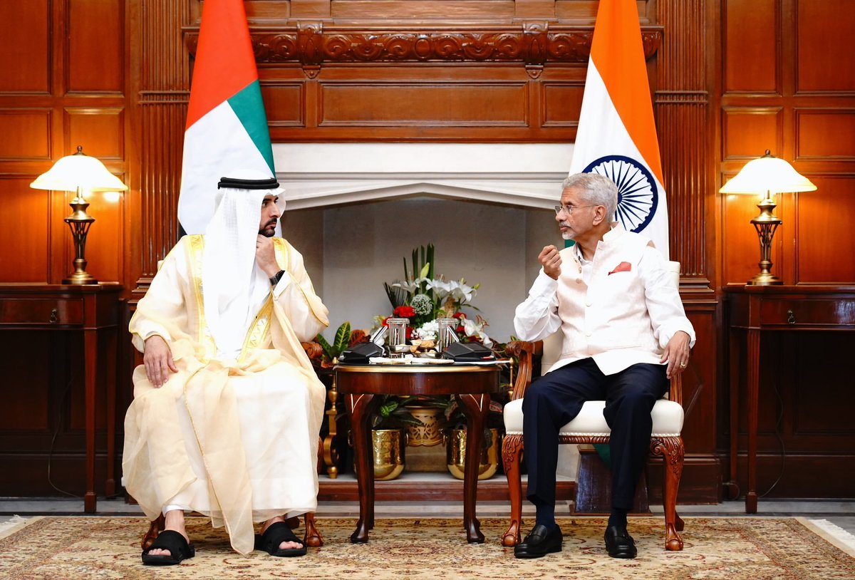 udayindiaNews's tweet photo. #BigNews 🚨External Affairs Minister S Jaishankar met Sheikh Hamdan bin Mohammed bin Rashid Al Maktoum, Crown Prince of Dubai.
#Sjaishankar #PrinceHamdan #dubaiprince https://t.co/mQMIbCdfiw