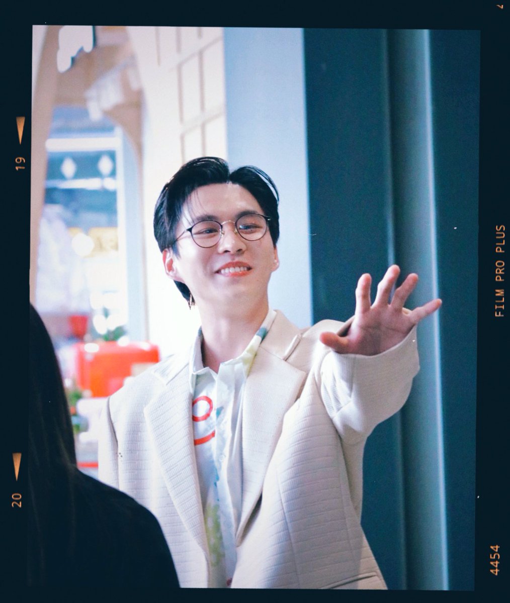 minnieandchu's tweet photo. ✦. ˚ ೯ ⁺. GLASSIQ X BEVER⏜ ۫ . ⟡
#GlassiqxBever #Beyondorinary
#GlazziqtoGlassiq #Glassiq
โอ๋ๆๆๆ ดูสิครับเนี่ย เด็กชายพรรษพล #bbverpj อนุบาล 2 ห้องทานตะวัน 🌻 ของเรา กำลังส่งเสียงเรียก "หมั่มมิ หมั่มมิ หมั่มมิ" 🫠 ด้วยท่าทางอ้อนๆ พร้อมยื่นมือมาแบบนี้ หม่ามี๊เห็นแล้วใจละลาย (づ> v <)づ♡ อยากจะรีบเข้าไปอุ้มเจ้าตัวเล็กมากอดแน่นๆ เลยครับเนี่ย เดี๋ยวหม่ามี๊ไปชงนมผงอุ่นๆ สองออนซ์ให้ดื่มนะคร้าบบบ 🍼 งื้อออ น่ารักน่าเอ็นดูที่สุดเลยลูก 5555555555555 ท่ดนะ เพ้อสะบัด ƪ(˘⌣˘)ʃ✨
ขอบคุณ @HappiiMeine คนสวย คนปั๊วะของเจ้ที่แชะ 📸 มาฝากนะคะ เยิฟมากกก ขอบคุณที่เอ็นดูวหม่ามี๊เจม๋อค่ะ💕
ช็อปแว่น GLASSIQ แบบคุณเค้า 👓🔽
👉🏻 https://t.co/QAbcEAywrE ✨
ข้อมูลเพิ่มเติมของแบรนด์ 💕
📱 Facebook: Glassiq
📸 Instagram: @glassiq
🎶 TikTok: @glassiqofficial
LINE: @glassiq
─=≡Σʕっ•ᴥ•ʔっ♡♡♡♡♡♡♡♡♡♡♡
#บอวอย่อมาจากบีเวอร์ #เหล่าซอมบี้ของบีเวอร์