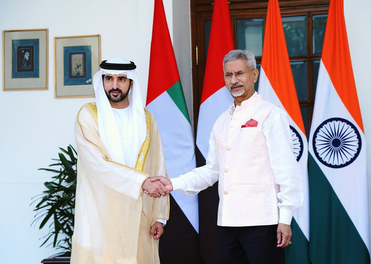 udayindiaNews's tweet photo. #BigNews 🚨External Affairs Minister S Jaishankar met Sheikh Hamdan bin Mohammed bin Rashid Al Maktoum, Crown Prince of Dubai.
#Sjaishankar #PrinceHamdan #dubaiprince https://t.co/mQMIbCdfiw