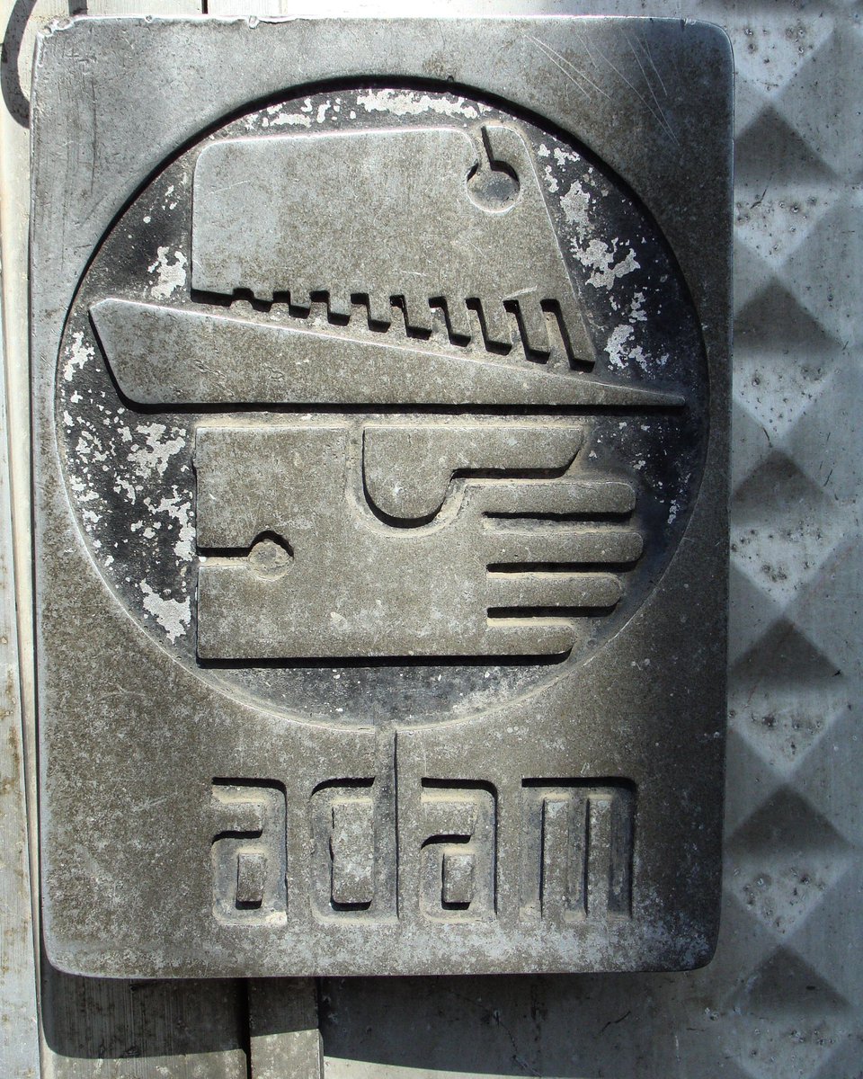 casedeepoca's tweet image. 1970s design for door handle of a haverdashery shop in central Bucharest. It has been thrown to the litter bin since I took the photo. #1970s #doorhandle #bucharest #balkans #southeasteurope #casedeepoca #valentinmandache