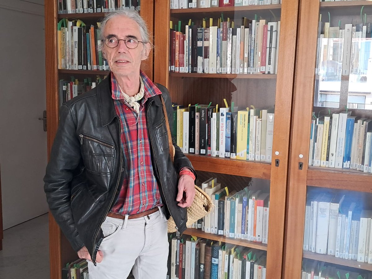 🏆 Enric Casasses rep el XXV Premi Jaume Fuster, que concedeix l'AELC a partir de la votació dels socis de l'entitat.

Poeta i traductor, és autor d'una trentena de poemaris i d'una vintena de títols de narrativa, LIJ i edicions crítiques.

Més detalls: escriptors.cat/noticia/casass…