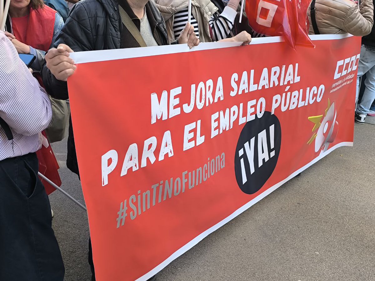 #EstáPasando 📢 ¡Ya estamos en la calle! Delegadas y delegados de #CCOO frente al Ministerio de Hacienda exigiendo salarios dignos, estabilidad y cumplimiento del Acuerdo Marco. 

¡No pararemos hasta conseguirlo! ✊🏽🔥 #8Abril #SinTiNoFunciona

<a href="/zupo21/">Mariano Martín ✊</a> <a href="/marijosef71/">María José</a> <a href="/fssccoo/">FSS-CCOO</a>