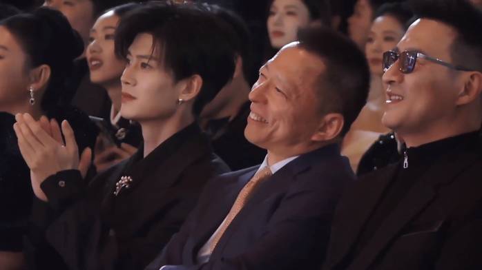 JINSIA52's tweet image. CEO ของ sohu, Mr. 张朝阳 ยังช่วยโปรโมทอัลบั้มเพลง 36 ของเจียหลุน 🤭🤭 เชาเกอไปจ้างมาให้ช่วยโปรโมทเท่าไหร่เนี๊ยะ??? พิมพ์ว่า แฟนๆดูนี่กันหน่อย ประมาณนี้

#เหรินเจียหลุน #任嘉伦Allen #AllenRen #RenJiaLun #任嘉伦