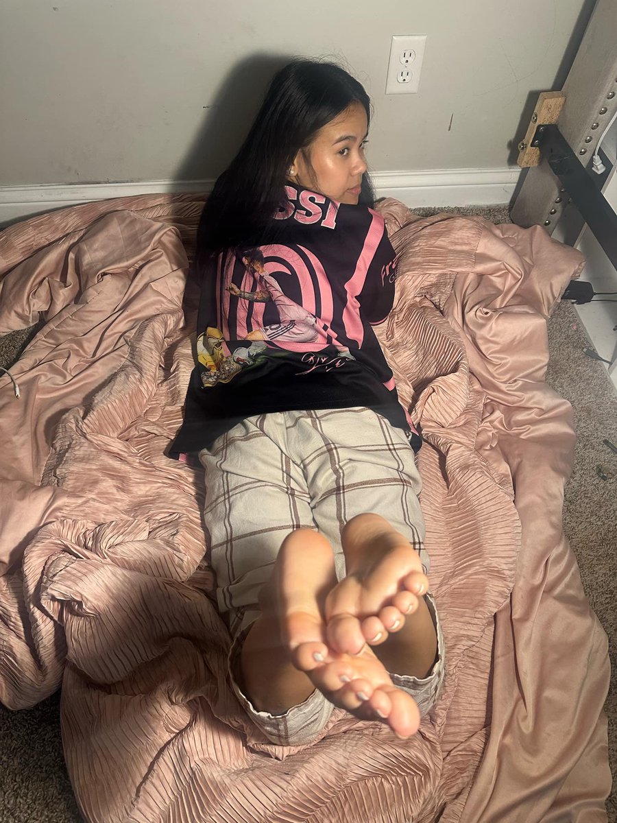 2asiangoddesses's tweet photo. No socks or socks 

#asiansoles #asianfeet #footfetish #asianfootgoddess #asiangoddess #supportfeet #sellingfeetpics #asiantoes #feet #footfetishnation #thepose #solesfeet #solesandtoes #soles #soleslover #solesworship #solenation #asianfootjob #footjob #FEETURED #goddess https://t.co/iO1bzNOIfe