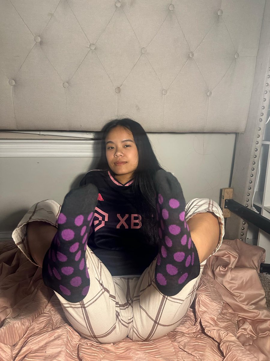 2asiangoddesses's tweet photo. No socks or socks 

#asiansoles #asianfeet #footfetish #asianfootgoddess #asiangoddess #supportfeet #sellingfeetpics #asiantoes #feet #footfetishnation #thepose #solesfeet #solesandtoes #soles #soleslover #solesworship #solenation #asianfootjob #footjob #FEETURED #goddess https://t.co/iO1bzNOIfe