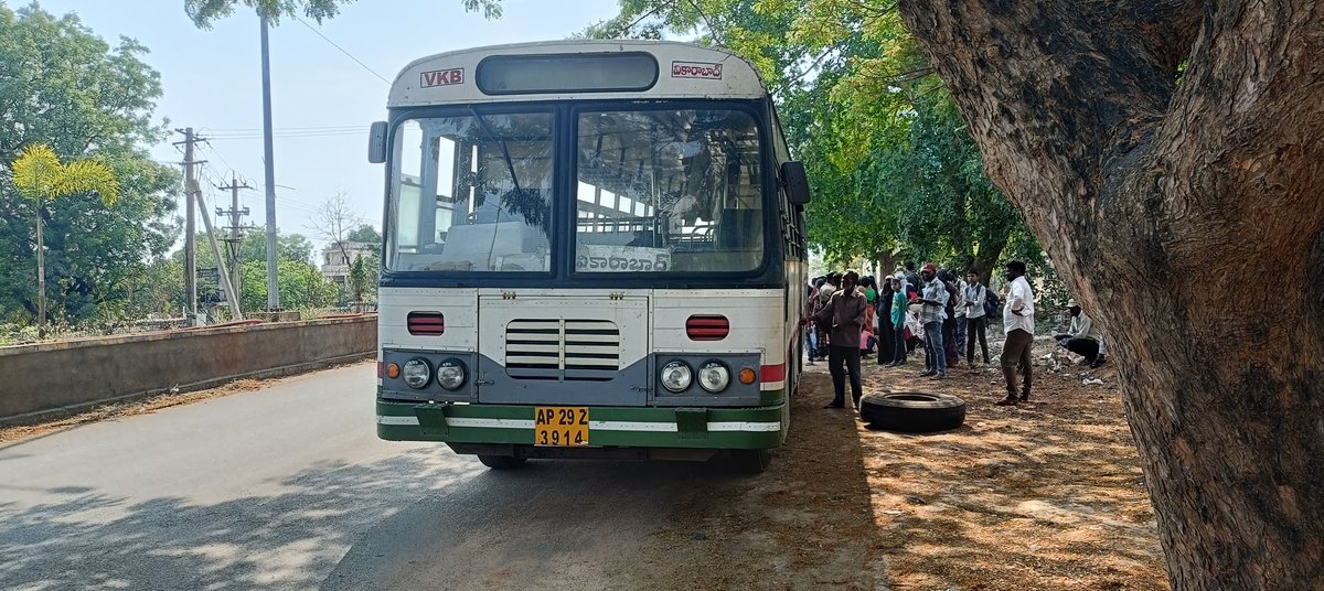 pramodmohan6's tweet photo. మీరు వచ్చాక ఆర్టీసీలో చాలా మార్పులు వచ్చాయి సార్.. అందుకు మీరు ప్రత్యేక ధన్యవాదాలు. కానీ వికారాబాద్ లాంటి రూలర్ ప్రాంతాలలో ఏదైనా మన ఆర్టీసీ బస్సు టైరు పంచర్ అయితే ప్రత్యేక బస్సు ఏమి రావడం లేదు.. డ్రైవరే స్వయంగా రిపేర్ చేయాల్సి వస్తుంది. కొంచం ఇది చూడండి సార్.. @SajjanarOffice https://t.co/ymS2IX9K9d