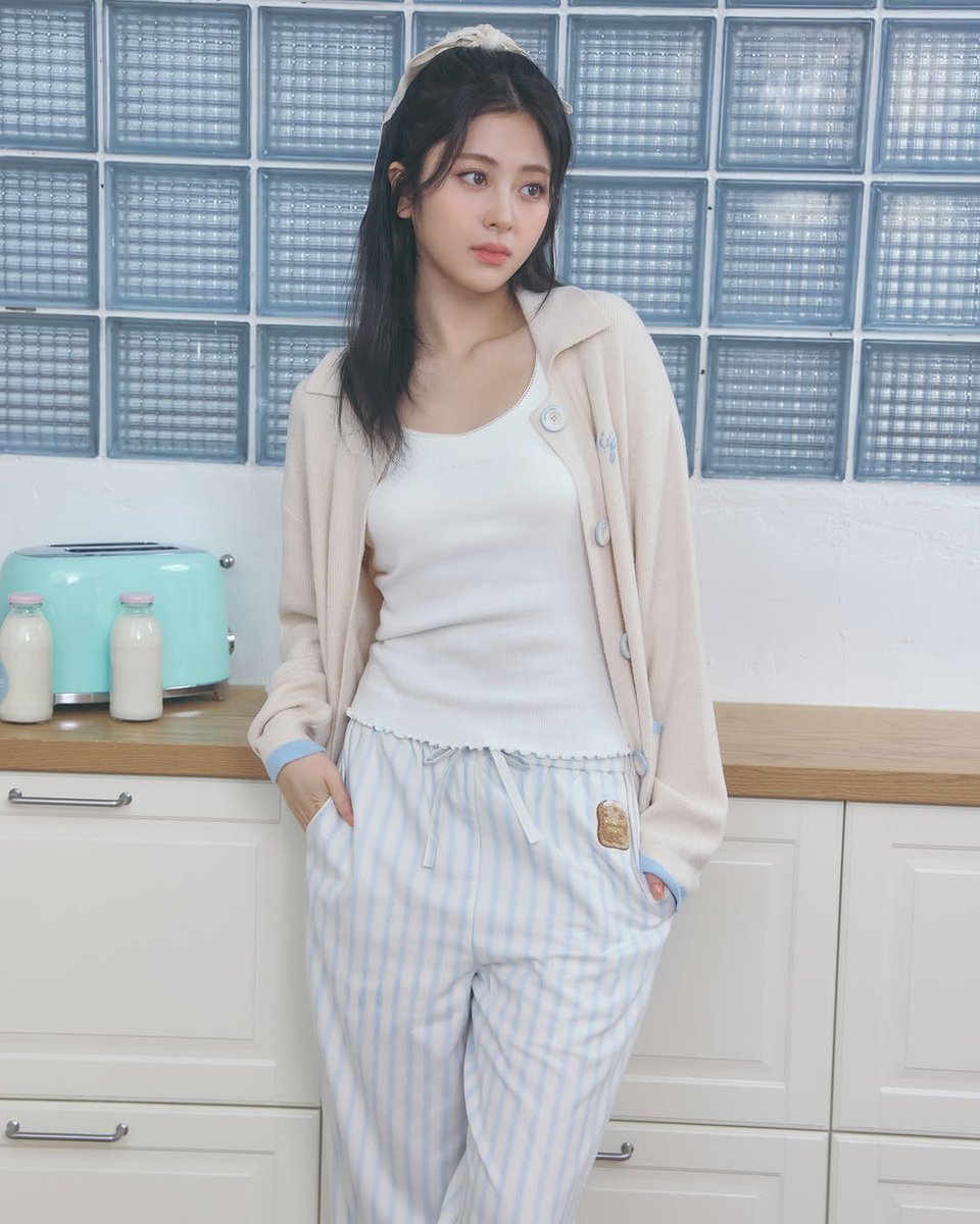 dailynjin's tweet photo. #HUHYUNJIN for gelato pique https://t.co/AVyipxyFg1