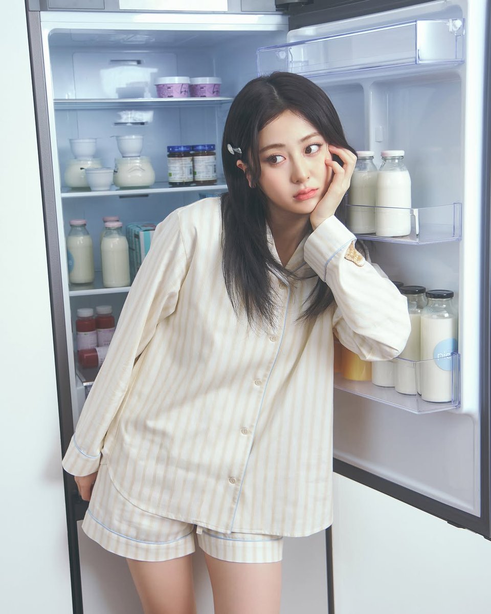 dailynjin's tweet photo. #HUHYUNJIN for gelato pique https://t.co/AVyipxyFg1