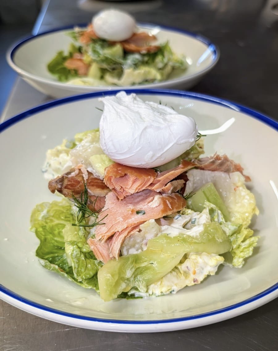 TheWhiteHorsePu's tweet photo. Hello Tuesday! Can we tempt you with our Hot smoked salmon salad? Don’t forget truffle and Parmesan chips! #2for25 https://t.co/6zqTxhKtur