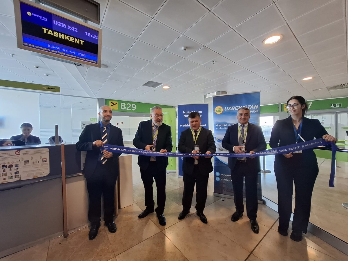 aena's tweet photo. 🛫 El #Aeropuerto Adolfo Suárez #Madrid-#Barajas da la bienvenida a la aerolínea Uzbekistan Airways, que se estrena en el aeropuerto con una ruta a Taskent, la capital uzbeka 🇺🇿.

✈️ La compañía aérea operará la conexión con un Boeing 787, con capacidad para 270 pasajeros.

¡Felices vuelos 🎉!

#AeropuertosAena