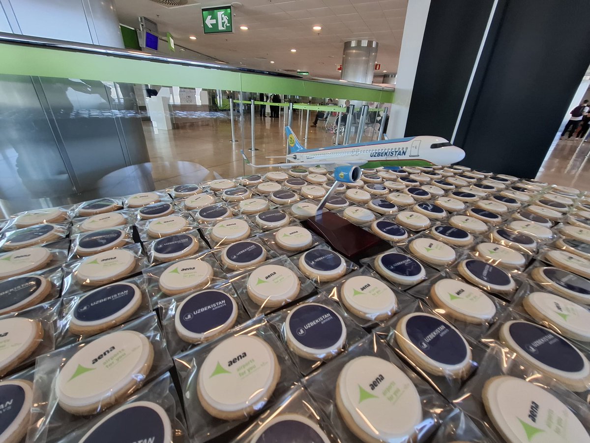 aena's tweet photo. 🛫 El #Aeropuerto Adolfo Suárez #Madrid-#Barajas da la bienvenida a la aerolínea Uzbekistan Airways, que se estrena en el aeropuerto con una ruta a Taskent, la capital uzbeka 🇺🇿.

✈️ La compañía aérea operará la conexión con un Boeing 787, con capacidad para 270 pasajeros.

¡Felices vuelos 🎉!

#AeropuertosAena
