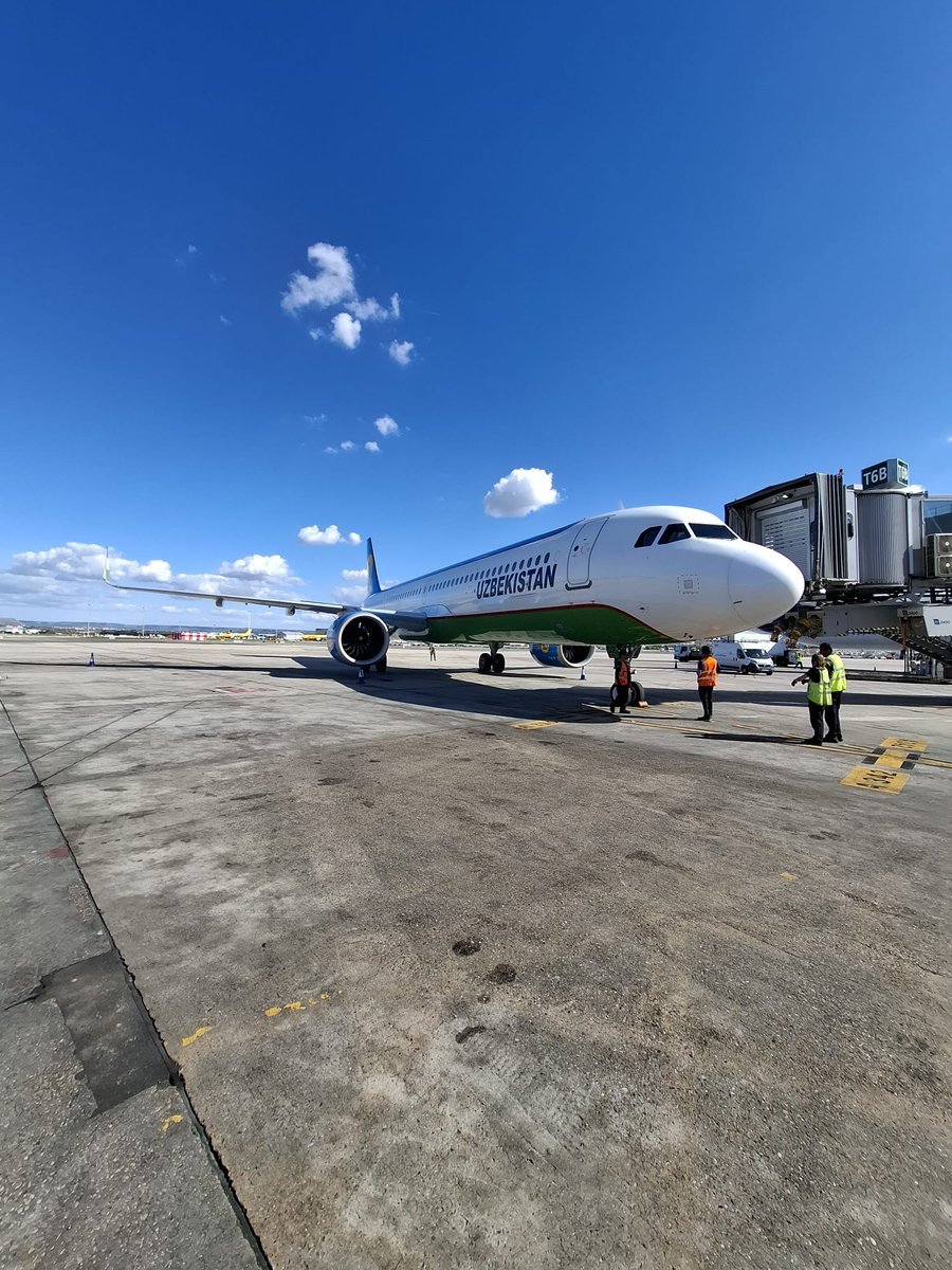aena's tweet photo. 🛫 El #Aeropuerto Adolfo Suárez #Madrid-#Barajas da la bienvenida a la aerolínea Uzbekistan Airways, que se estrena en el aeropuerto con una ruta a Taskent, la capital uzbeka 🇺🇿.

✈️ La compañía aérea operará la conexión con un Boeing 787, con capacidad para 270 pasajeros.

¡Felices vuelos 🎉!

#AeropuertosAena