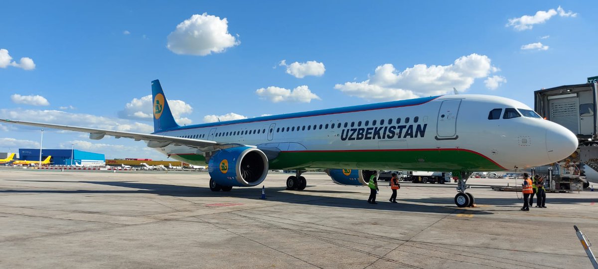 aena's tweet photo. 🛫 El #Aeropuerto Adolfo Suárez #Madrid-#Barajas da la bienvenida a la aerolínea Uzbekistan Airways, que se estrena en el aeropuerto con una ruta a Taskent, la capital uzbeka 🇺🇿.

✈️ La compañía aérea operará la conexión con un Boeing 787, con capacidad para 270 pasajeros.

¡Felices vuelos 🎉!

#AeropuertosAena