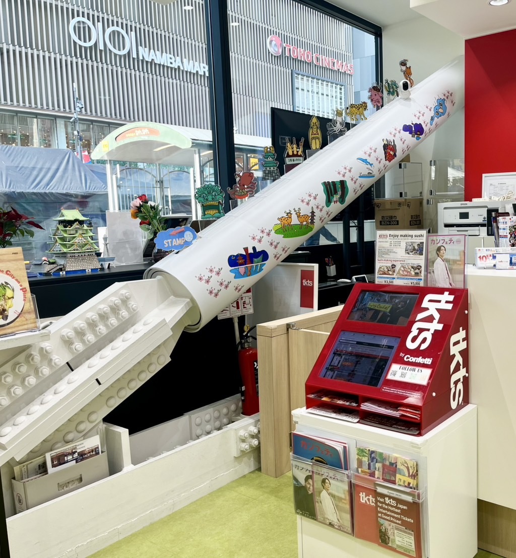 TKTS_nmb's tweet photo. TKTS難波観光案内所は、その名の通りなんば広場に面した観光案内所内にあります!国際色豊かなお客様の波をかき分けて、こちらを目印に奥までお進みください…!
#カンフェティ #TKTS #難波観光案内所 https://t.co/0D1W3K0ThQ