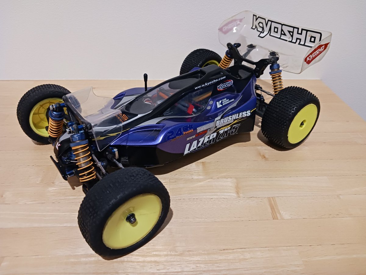 mJRQhF1BwI37574's tweet image. もう1台、15年前にRB5と同時に入手した京商レーザーZX-5です！ほぼダークロなのでボディを外すとダークロと間違えられます(笑)
HITEC13.5T搭載で我が家の最速マシン。当時物のオプションパーツてんこ盛り。RB5とお揃いのカラーでメチャかっこイイ😍ボディ再販して😆RB5のポストのパクり(笑)#京商 #ZX5