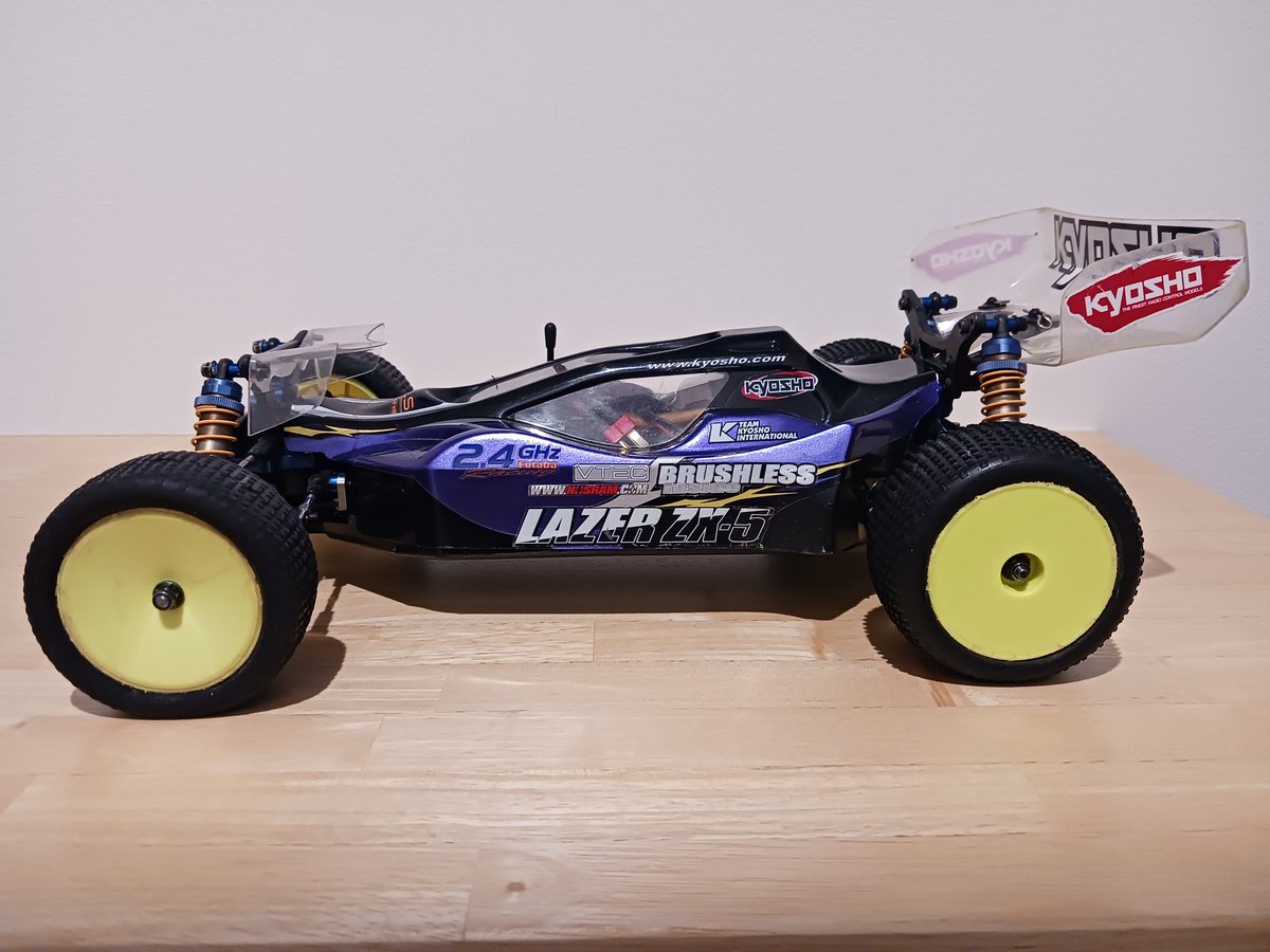 mJRQhF1BwI37574's tweet image. もう1台、15年前にRB5と同時に入手した京商レーザーZX-5です！ほぼダークロなのでボディを外すとダークロと間違えられます(笑)
HITEC13.5T搭載で我が家の最速マシン。当時物のオプションパーツてんこ盛り。RB5とお揃いのカラーでメチャかっこイイ😍ボディ再販して😆RB5のポストのパクり(笑)#京商 #ZX5