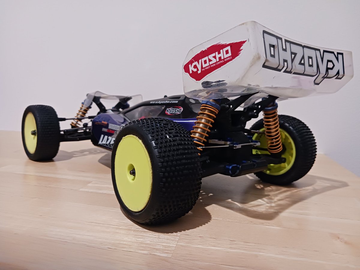 mJRQhF1BwI37574's tweet image. もう1台、15年前にRB5と同時に入手した京商レーザーZX-5です！ほぼダークロなのでボディを外すとダークロと間違えられます(笑)
HITEC13.5T搭載で我が家の最速マシン。当時物のオプションパーツてんこ盛り。RB5とお揃いのカラーでメチャかっこイイ😍ボディ再販して😆RB5のポストのパクり(笑)#京商 #ZX5