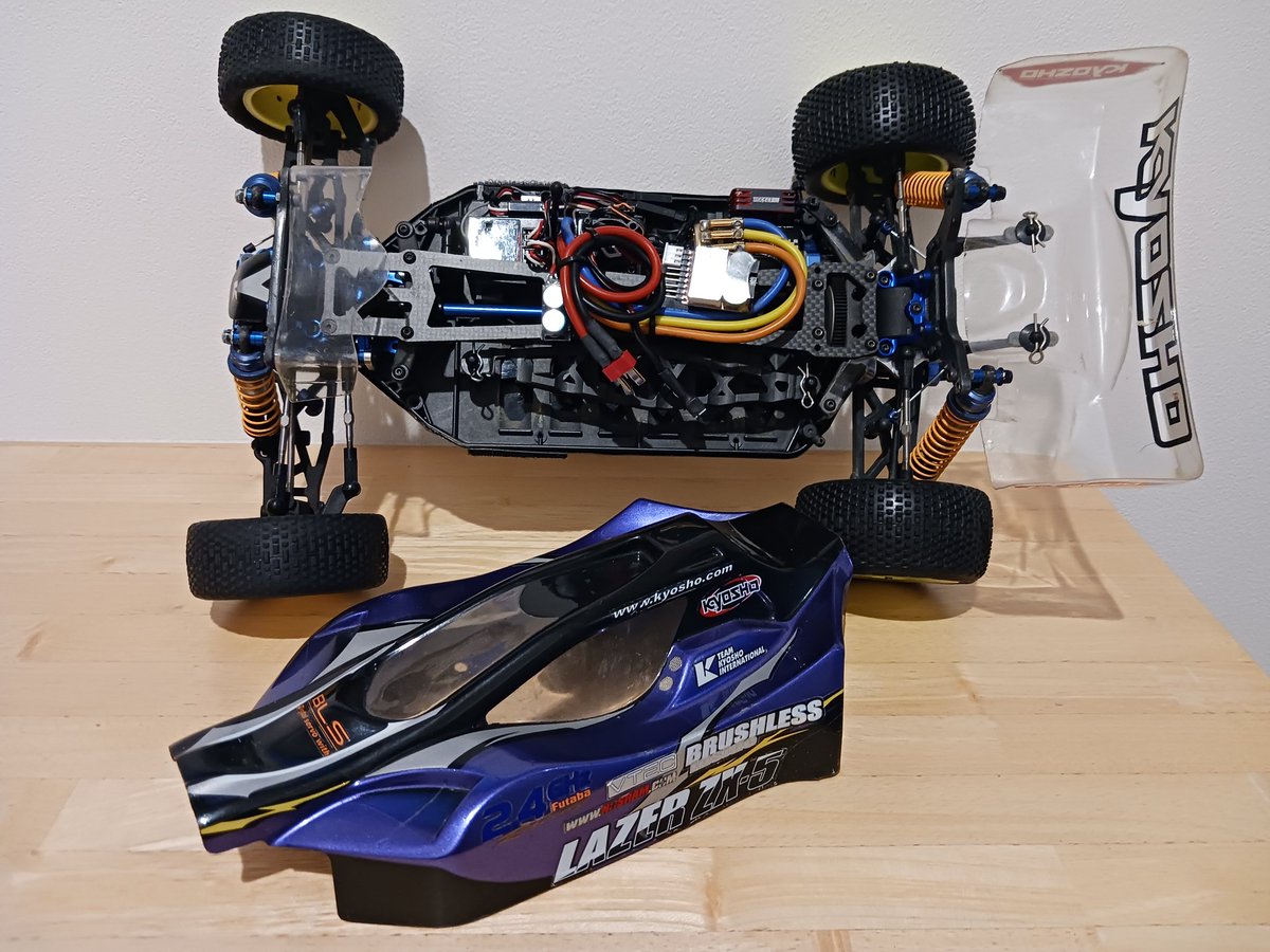 mJRQhF1BwI37574's tweet image. もう1台、15年前にRB5と同時に入手した京商レーザーZX-5です！ほぼダークロなのでボディを外すとダークロと間違えられます(笑)
HITEC13.5T搭載で我が家の最速マシン。当時物のオプションパーツてんこ盛り。RB5とお揃いのカラーでメチャかっこイイ😍ボディ再販して😆RB5のポストのパクり(笑)#京商 #ZX5