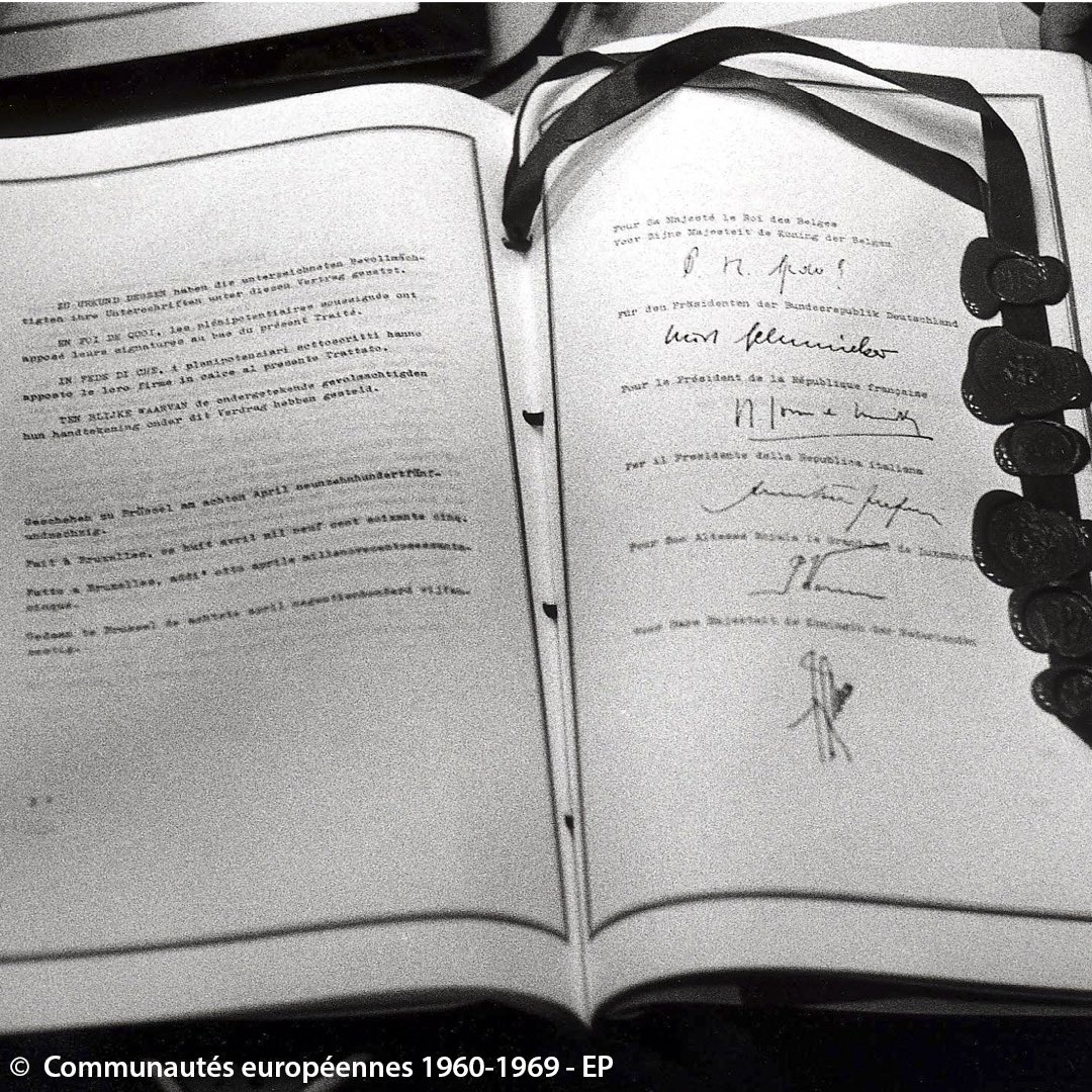 ✍️ Heute vor 60 Jahren, am 8. April 1965, wurde der Fusionsvertrag in Belgien unterzeichnet und trat am 1. Juli 1967 in Kraft. 

🇪🇺 Er vereinte die Exekutivorgane der drei Europäischen Gemeinschaften und legte den Grundstein für die heutigen EU-Institutionen.