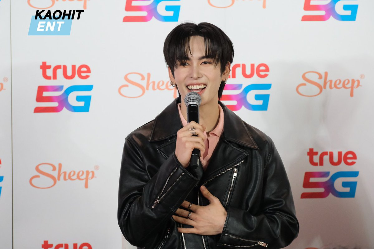 KAOHIT_ENT's tweet photo. "แซนต้า พงศภัค" ร่วมเติมความสดใสน่ารักเกินต้าน เสิร์ฟโมเมนต์สุดฟิน ในงาน "Sheep and True Collaboration" 💕
SANTA X SHEEP AND TRUE
#Santapp
#SheepandSanta
#SheepandTrueCollaboration
#AppleSheep #TrueShop https://t.co/PbSm5E1pW1