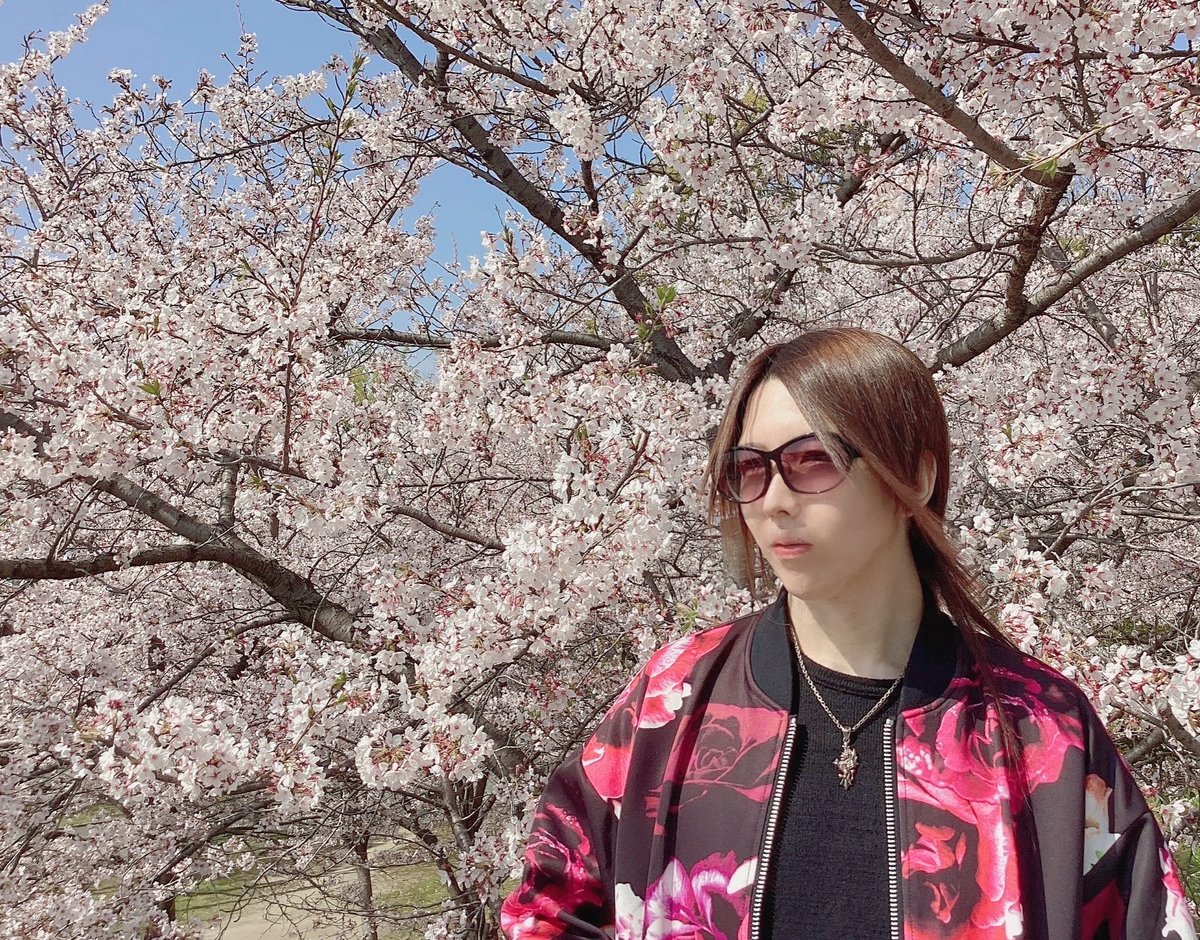 KISAKI_OFFICIAL's tweet photo. 大阪造幣局の通り抜けで見た八重桜は満開で海外からの観光客も含めてめっちゃ賑わっていた🌸

たまたま通りがかったので思い出に撮ってもらった。

あまりゆっくり出来なかったけどリフレッシュ出来ました😌 https://t.co/creMF2yfRY