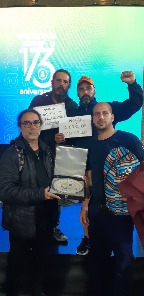 NaranjaGrafica's tweet photo. Los compañeros de Morvillo,  recibieron del municipio de Avellaneda, una distinción  como "Vecinos destacados" en reconocimiento a la  lucha que vienen llevando contra la quiebra fraudulenta  de la patronal .

Trabajadores de Morvillo en lucha https://t.co/tziKbGMHxw