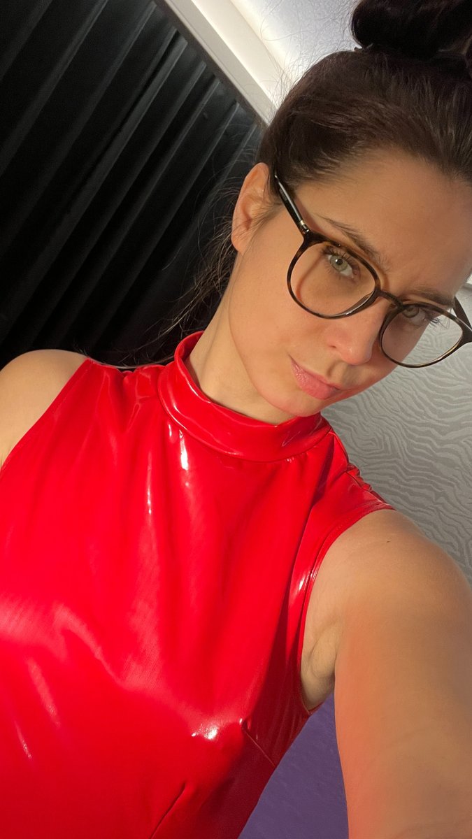 MissxSariss's tweet photo. With my glasses i see much better what kind of loser you are
#slave #feetslave #findom #femdom #latex #mistress #slaafje #dominant https://t.co/rKTb9xu1Kk