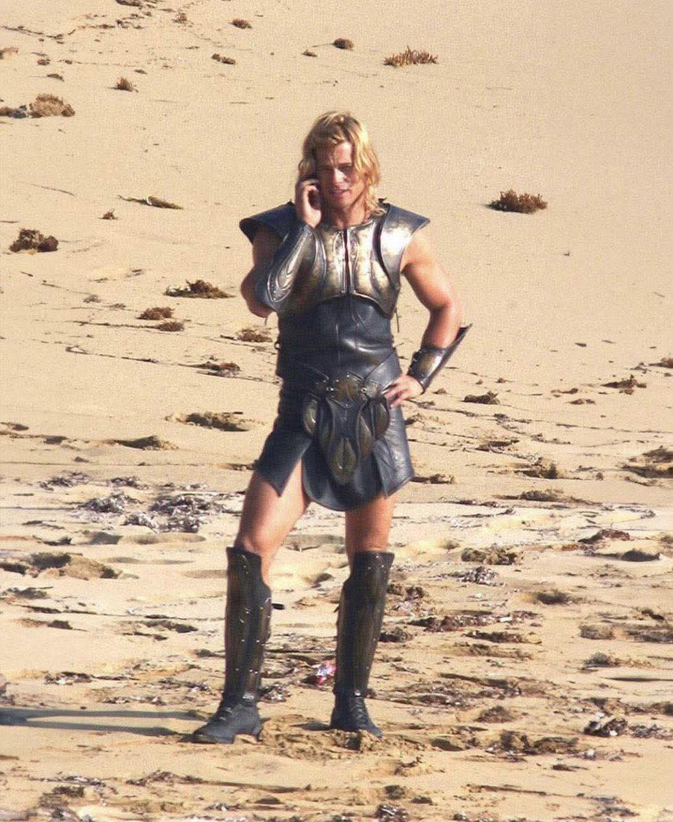 Kılıç ve mobil telefon Truva Filmini bilmeyen, Brad Pitt 'i tanımayan birisinin yorumu eski zamanlarda insanlar çok ileri teknolojideymiş sonra dünyada bir afet olmuş teknoloji silinmiş, uygarlıklar kaybolmuş, medeniyet dünyada yeniden kendine geliyor yorumuna açık bir fotoğraf.