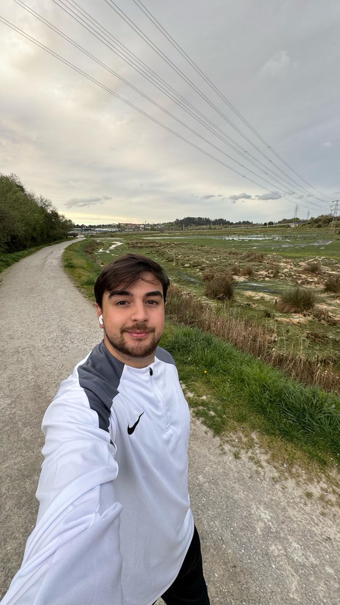 Moverte no es lo mismo que avanzar.
Hacer mil cosas sin intención solo genera ruido.
La excelencia se nota, impacta y se recuerda.
Tu trabajo habla por ti… si lo haces bien.
Haz menos, pero hazlo mejor.

Sígueme para más sobre productividad y marca personal.

#emprender