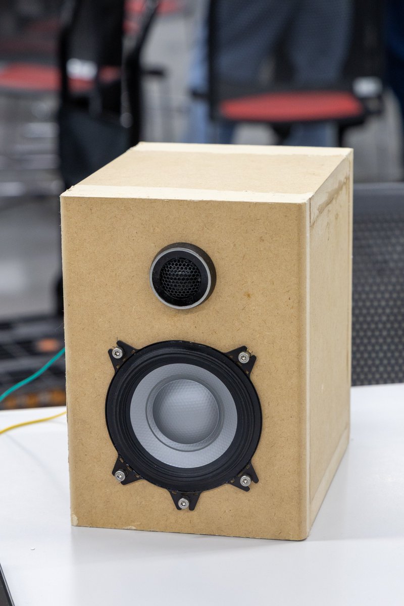 TDU_2audio's tweet photo. 新入生歓迎会の時の写真です
この子たちは昨年度製作したスピーカーと現在制作中のスピーカー！ https://t.co/R7SY9ekmw7
