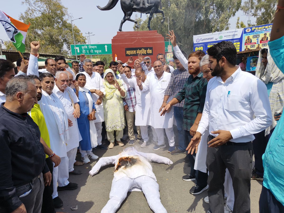 भाजपा के पूर्व विधायक ज्ञानदेव आहूजा द्वारा नेता प्रतिपक्ष टीकाराम जूली जी के राम मंदिर जाने पर गंगाजल छिड़ककर दलित समुदाय का अपमान करने पर आज PCC के अध्यक्ष माननीय गोविंद सिंह डोटासरा के निर्देशानुसार DCC SGNR द्वारा राजस्थान के मुख्यमंत्री का पुतला फूंक विरोध प्रदर्शन किया गया।