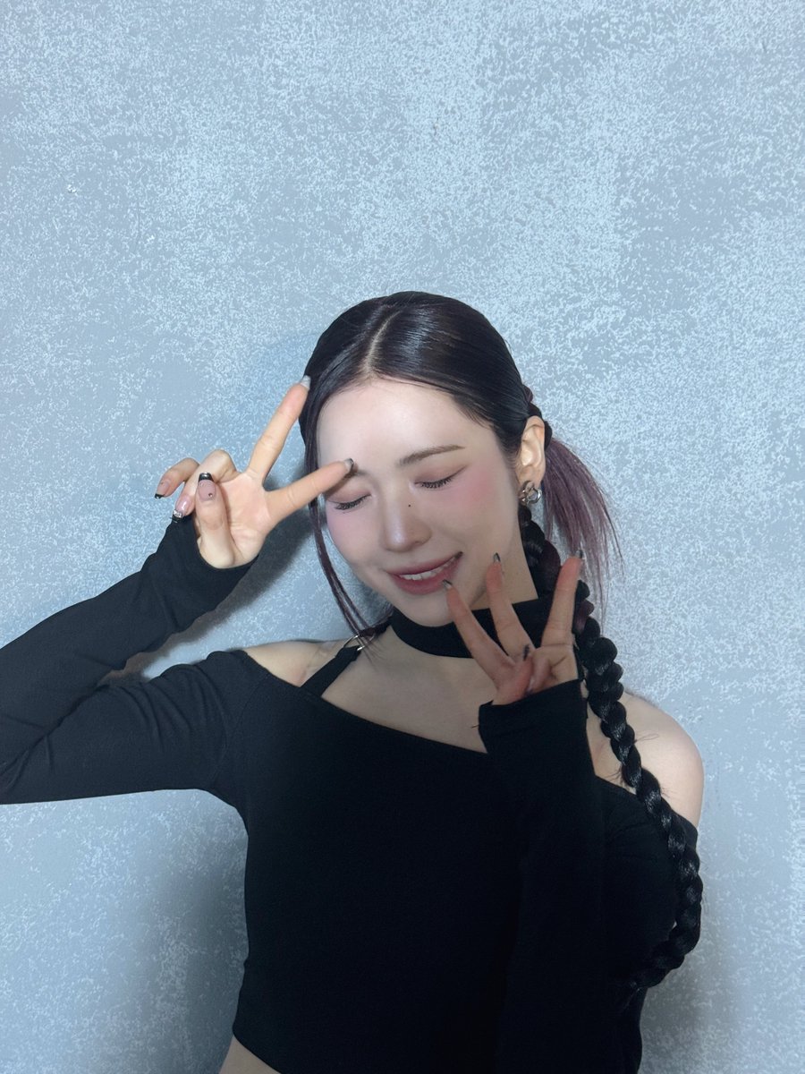 NiziU__official's tweet photo. [#NiziU_CAM］
#HappyMAYAday Behind Photos📸💜

#NiziU_BDay #MAYA
#NiziU #ニジュー #니쥬 #WithU https://t.co/T3QF5S5eIY