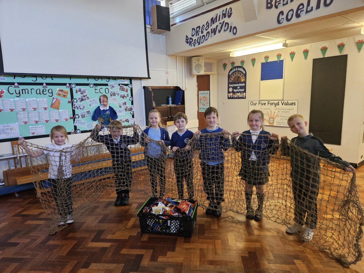 YForyd's tweet photo. Global Ocean Trawler Challenge.We are collecting crisps and sweet wrappers to fill this huge trawler net to help keep rubbish out of our environment.The first 100 bags have been emptied into the net-but we need your help!@BritishIronwork @EcoSchoolsWales https://t.co/yMrvpdrca6