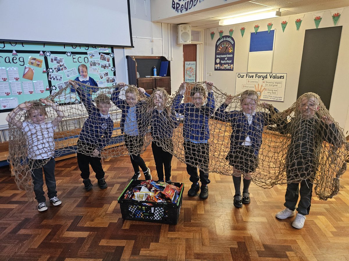 YForyd's tweet photo. Global Ocean Trawler Challenge.We are collecting crisps and sweet wrappers to fill this huge trawler net to help keep rubbish out of our environment.The first 100 bags have been emptied into the net-but we need your help!@BritishIronwork @EcoSchoolsWales https://t.co/yMrvpdrca6