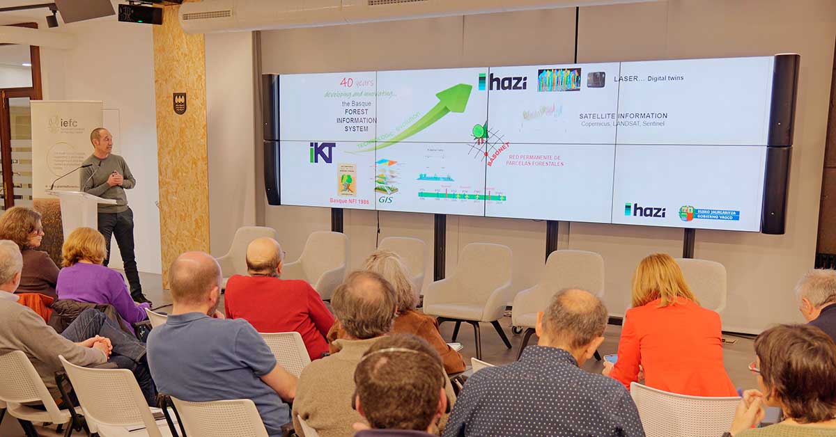 USSE_Forest's tweet photo. 📊🌲 Asier Arrese y @alesmontes66 , de @hazifundazioa, han expuesto las líneas maestras del sistema integrado de información forestal #Basodata en el seminario de sistemas de seguimiento de salud forestal de la asamblea anual de @IEFCPlantForest. #USSE https://t.co/uQV1MtKAAf