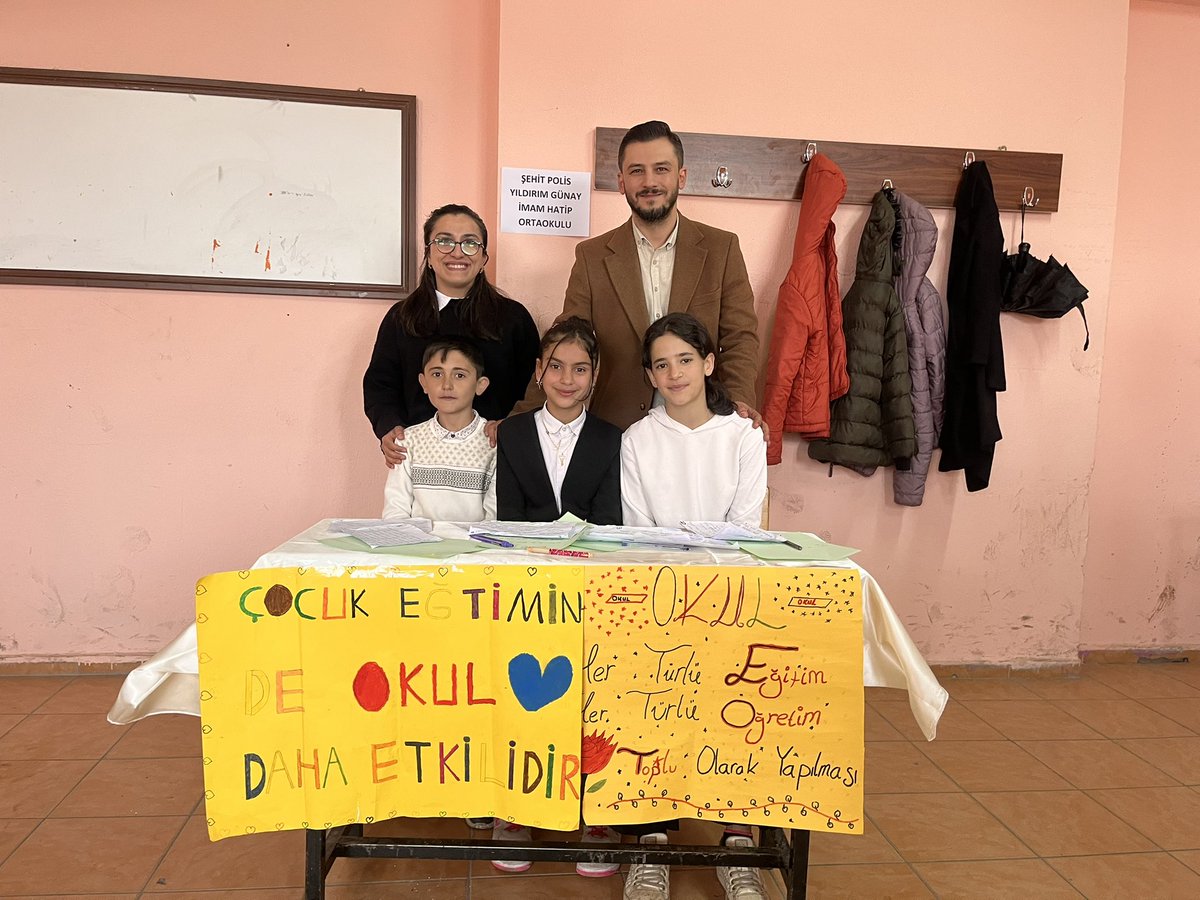 SPYGAIHL's tweet photo. İlçe Milli Eğitim Müdürlüğü tarafından düzenlenen Münazara yarışmasında “Eğitimde okulun rolü daha önemlidir.” tezini savunan ve bir üst tura yükselen öğrencilerimizi tebrik ediyoruz. 
İnançla başarıya, bilgiyle geleceğe. https://t.co/VQJQSTxzAU
