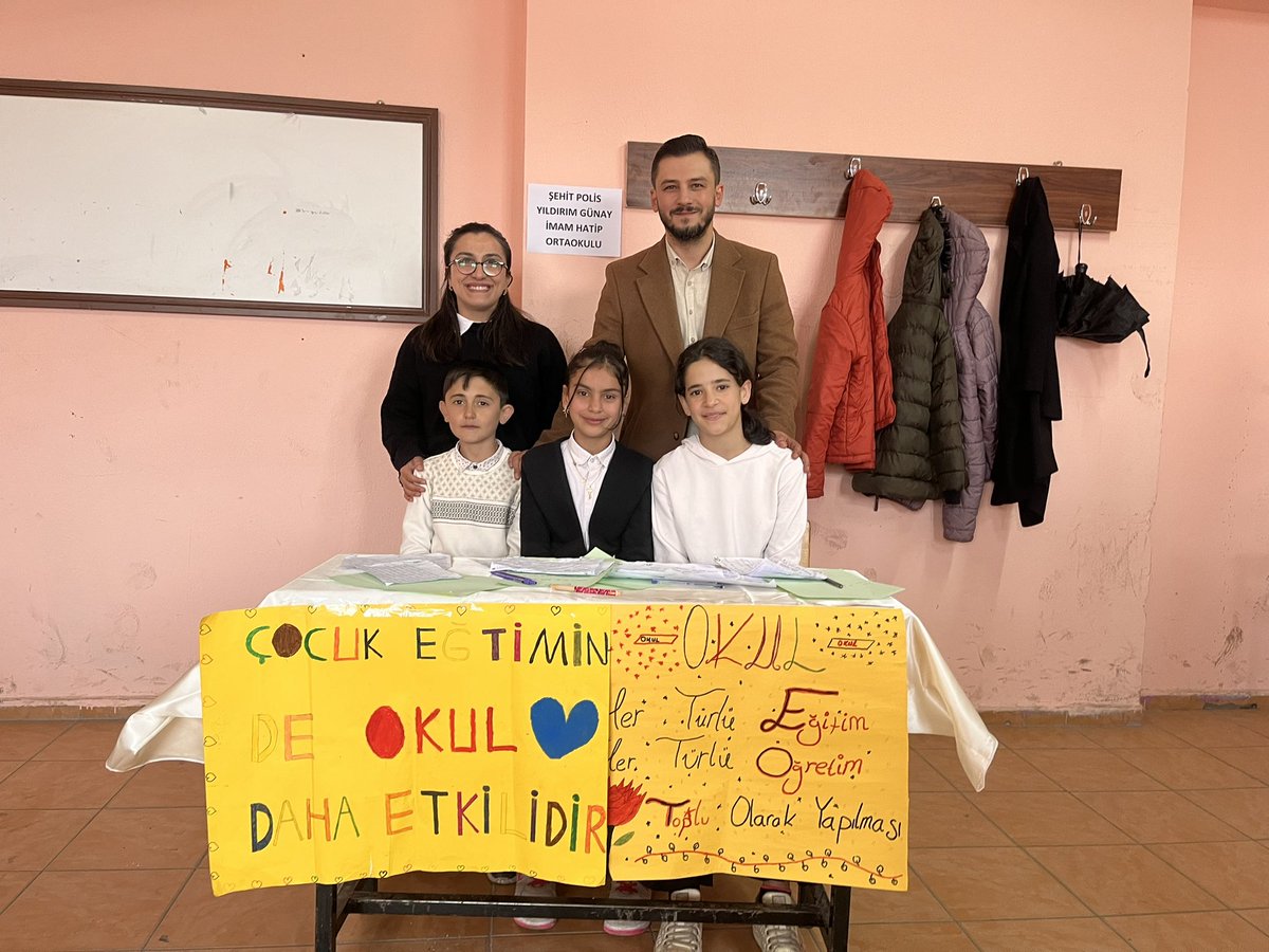 SPYGAIHL's tweet photo. İlçe Milli Eğitim Müdürlüğü tarafından düzenlenen Münazara yarışmasında “Eğitimde okulun rolü daha önemlidir.” tezini savunan ve bir üst tura yükselen öğrencilerimizi tebrik ediyoruz. 
İnançla başarıya, bilgiyle geleceğe. https://t.co/VQJQSTxzAU