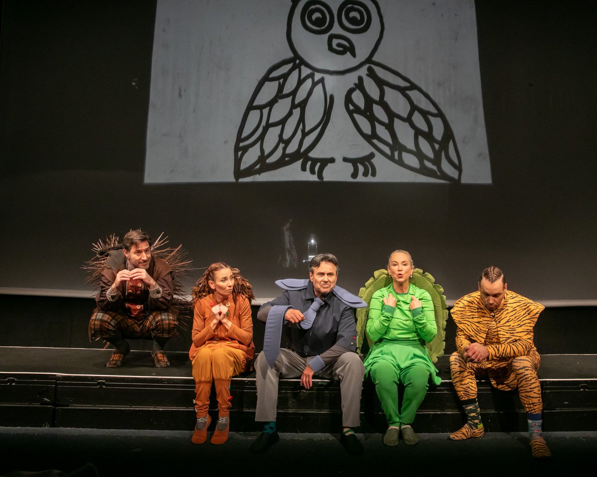 Danes popoldne vabljeni na igrivo in sodobno zgodbo o  učenju pisanja Pisma z roba gozda. lgl.si/si/predstave/v…