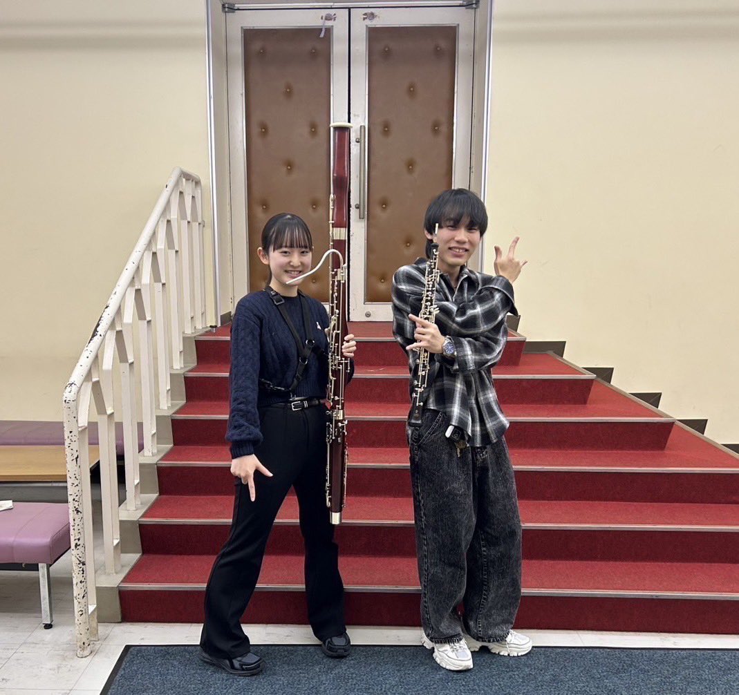 フルート・ダブルリードパートです！
私たちは2年生5人、3年生2人、4年生2人の計9人で活動しています。息の合ったアンサンブルと美しい音色を目指して、個性豊かなメンバーで日々楽しく練習しています！優雅で華やかなハーモニーを一緒に奏でてみませんか？興味のある方はぜひ見学に来てくださいね♪