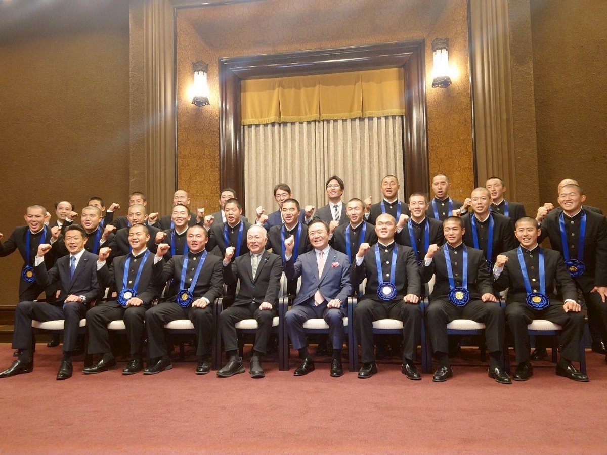 kondo_daisuke's tweet photo. 第97回選抜高校野球大会を制した横浜高等学校野球部が優勝報告に来てくれました！
甲子園に挑む時も柳下議長と笑顔で送り出しましたが、あの時よりも一回り大きくなって帰ってきました。
阿部主将の劇的なホームランにベンチ含めて20人で制した全員野球に、TVの前で声を出して応援したのは私だけではないはずです。
神奈川県代表が優勝してくれると、やはり嬉しい。
入学式を終えて1年生の新たな戦力を得た横浜、様々なプレッシャーがあるでしょうが力を合わせて道を拓いてください。
#横浜高等学校　#春の甲子園制覇
#完全制覇　#甲子園　#神奈川県代表
#神奈川県議会　#副議長