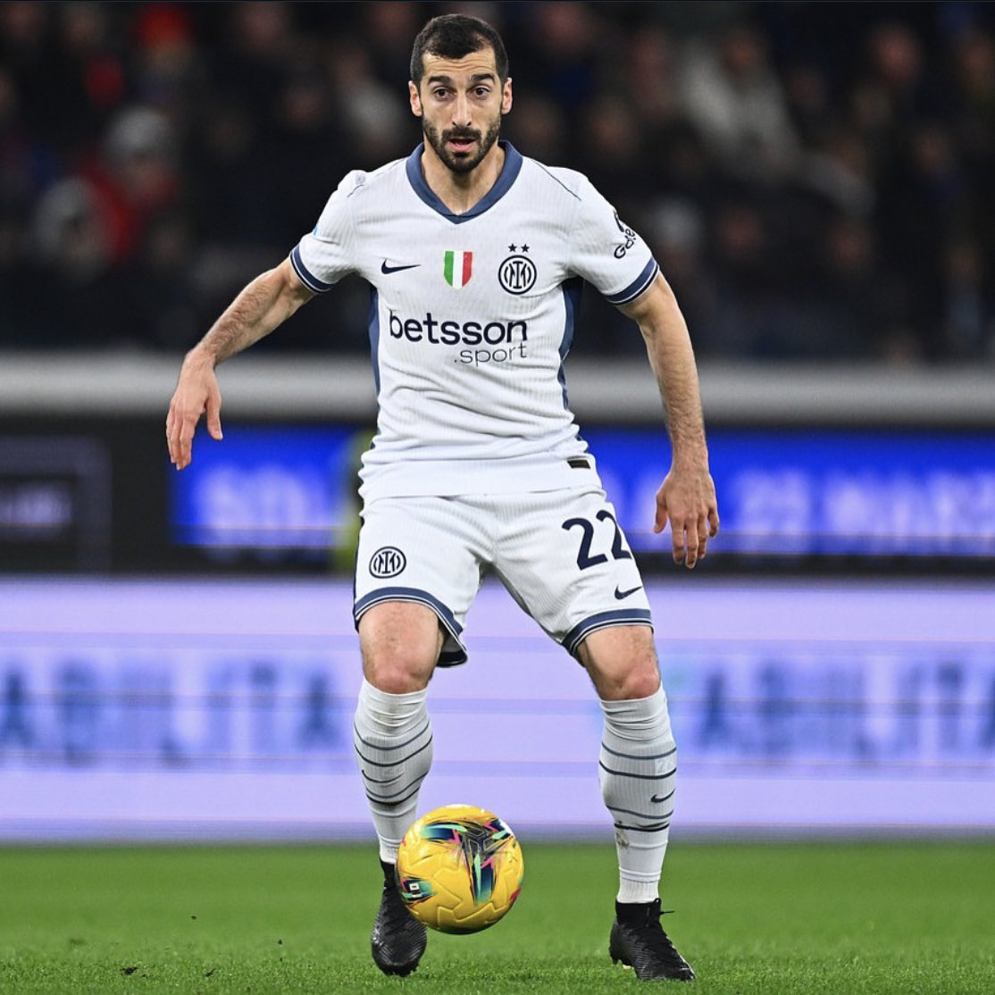 🇩🇪🎙️ Yann Bisseck on Henrikh Mkhitaryan:

“He can do everything. He’s an incredible player, especially considering his age. At this point I think he’s faster with the ball than without it, it’s insane. The manager considers him indispensable in the midfield.” 🇦🇲 <a href="/kicker/">kicker</a>